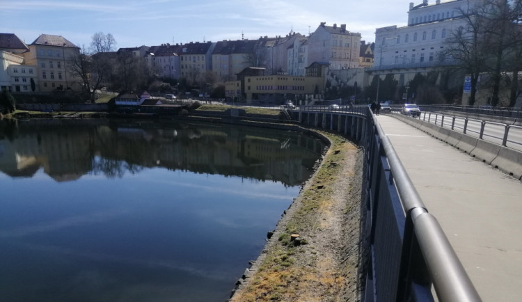 Největší letošní investice v Táboře se blíží. Město opraví lávku na hrázi Jordánu