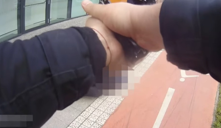 VIDEO: Muž s nožem v Hradci Králové přepadl nezletilou dívku a muže. To vše v rozmezí deseti minut