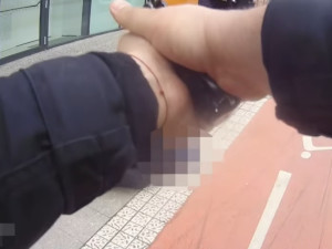 VIDEO: Muž s nožem v Hradci Králové přepadl nezletilou dívku a muže. To vše v rozmezí deseti minut