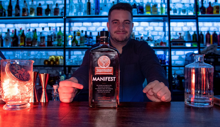 Lidé chodí za atmosférou a kvalitou, říká barman Filip Polzer