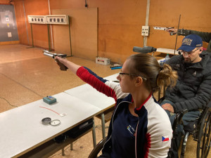 Covid Elišku upoutal na vozík a připravil i o sluch. Nechci se vzdát, říká zdravotní sestřička