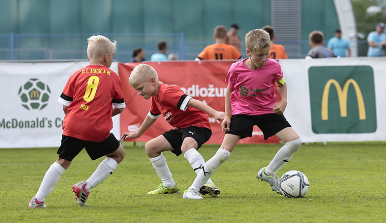 Fotbalový turnaj pro české školy hlásí rekordní zájem a nově zapojuje i malotřídní školy