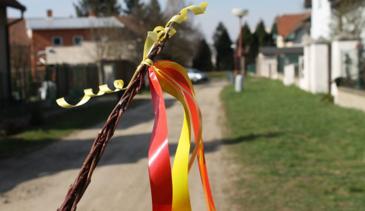 Muž s malým dítětem vyrazil na pomlázku. Skončil na záchytné stanici a dítě u příbuzných