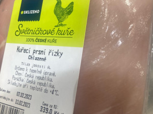 Řetězce nabízí maso z nemocných kuřat, tvrdí spolek. Důkazem jsou bílá vlákna