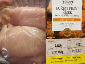 Řetězce nabízí maso z nemocných kuřat, tvrdí spolek. Důkazem jsou bílá vlákna