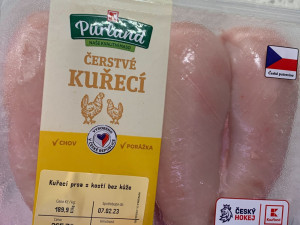 Řetězce nabízí maso z nemocných kuřat, tvrdí spolek. Důkazem jsou bílá vlákna