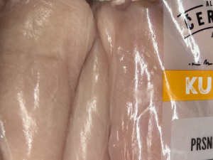 Řetězce nabízí maso z nemocných kuřat, tvrdí spolek. Důkazem jsou bílá vlákna