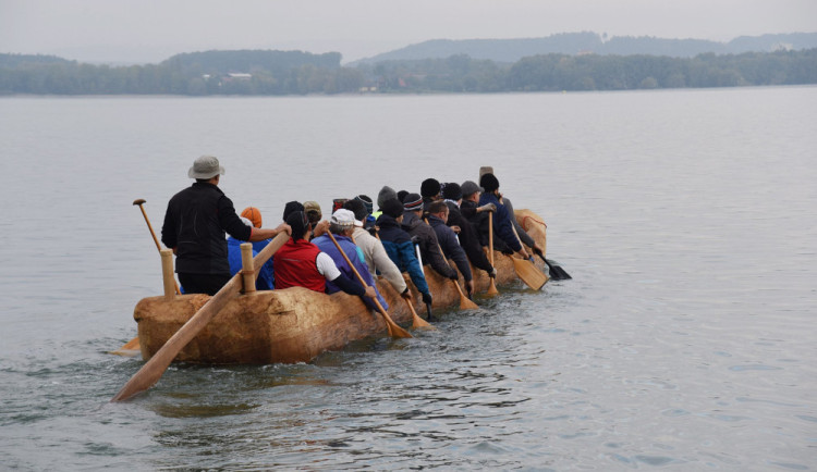 Expedice Monoxylon v létě zkusí ve člunu z kmene stromu přeplout Egejské moře