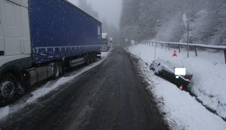Meteorologové varují před sněhem. Komplikace byly u hranic s Německem