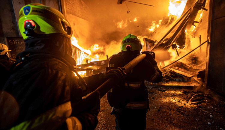 OBRAZEM: V Náchodě hořelo v areálu čistíren. Škoda se vyšplhala na sedm milionů
