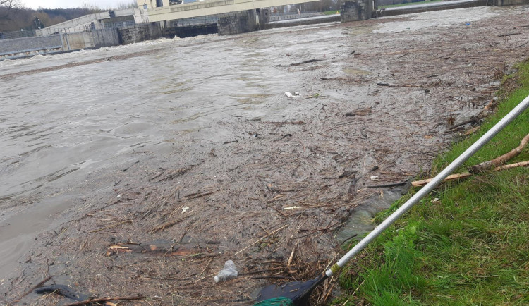 Svědek si všiml lidského těla ve Vltavě, kriminalisté nařídili pitvu