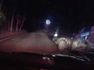 VIDEO: Počkal si, až hlídka vystoupí z auta. Pak šlápnul na plyn a policistům se pokusil ujet