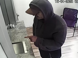 VIDEO: Muž s granátem v ruce přepadl směnárnu v Hradci Králové