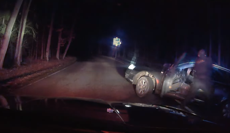 Počkal si, až hlídka vystoupí z auta. Pak šlápnul na plyn a policistům se pokusil ujet.
