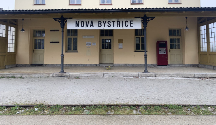 Opuštěná úzkokolejka chátrá. Patří k České Kanadě, vzkazují místní