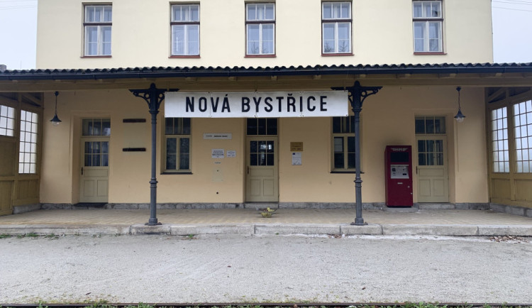 Opuštěná úzkokolejka projíždějící i přes Vysočinu chátrá. Patří k České Kanadě, vzkazují místní