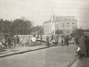 Jeden z četných zátarasů vybudovaných před blížící se frontou na důležitých komunikacích a mostech. Foto J. Musil