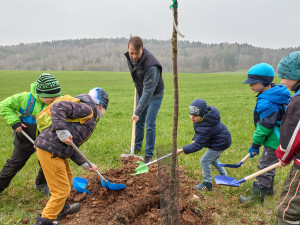 Trutnov ke Dni Země vysázel desítky stromů, pomohly i děti ze školky