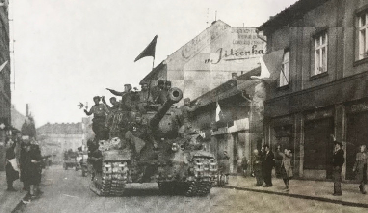 Sovětští tankisté projíždějí dnešní třídou Karla IV., 9.5.1945. Foto Sekal