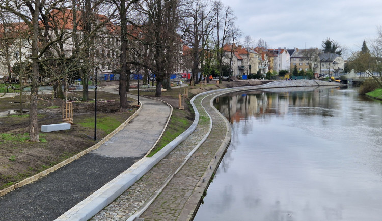 Park Dukelská na břehu Malše je téměř hotový. Blíží se otevření
