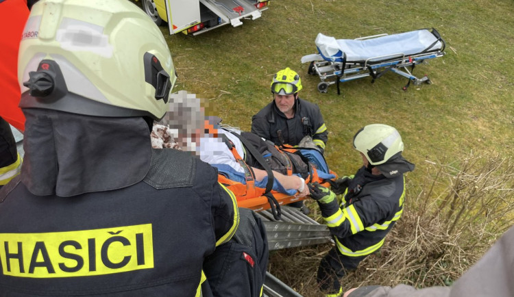 Muž spadl na střechu garáže, způsobil si otevřenou zlomeninu