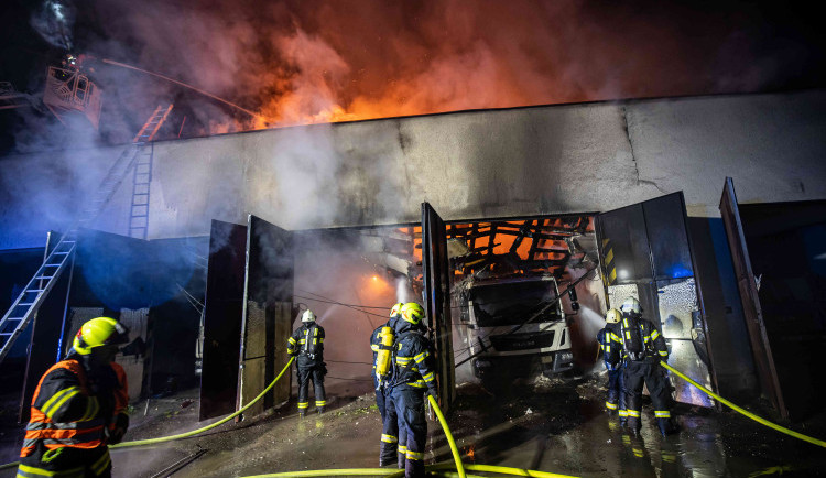 Požár garáží v Náchodě se šestimilionovou škodou vznikl od závady na autě