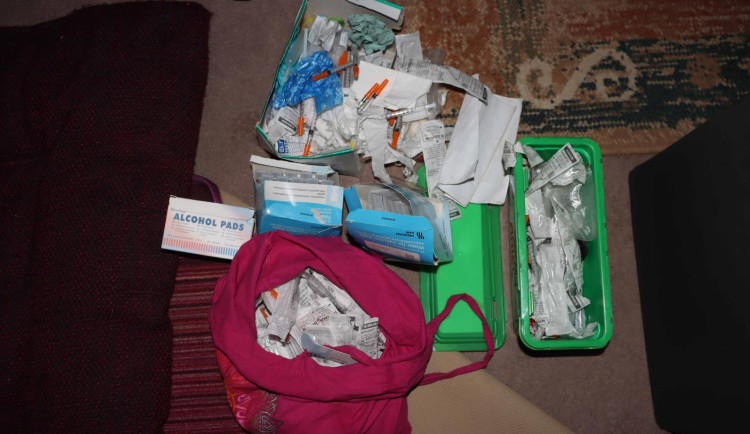 Dva muži vařili pervitin v bytech kousek od policejní stanice v Hradci Králové.