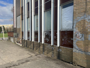 Co s polorozpadlou obchodní pasáží Hvězda v Hradci Králové? Ptali jsme se zastupitelských klubů