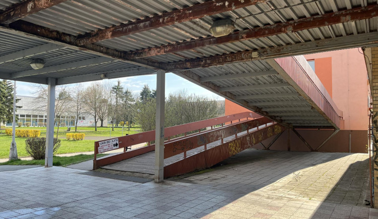 Co s polorozpadlou obchodní pasáží Hvězda v Hradci Králové? Ptali jsme se zastupitelských klubů