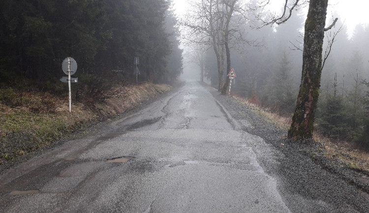 Silničáři opraví silnici z Deštného na Šerlich, začnou zítra