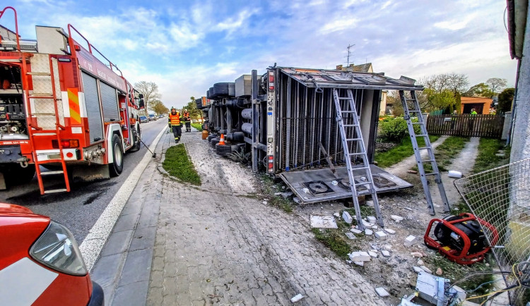 Nehoda kamionu. Silnici z Českých Budějovic na Písek uzavřelo překládání kuřat