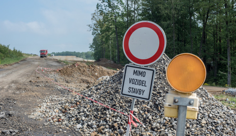 V Orlických horách začala uzavírka horské silnice mezi Deštným a Šerlichem
