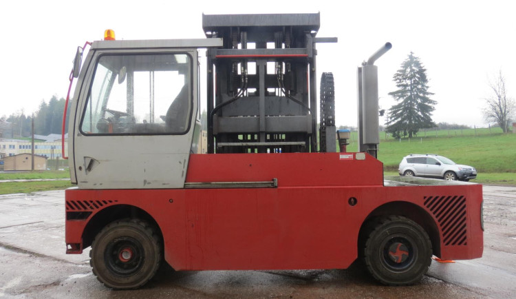 V areálu firmy na Trutnovsku zemřel při střetu s vysokozdvižným vozíkem chodec