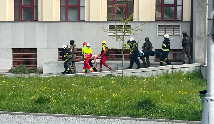 OBRAZEM: Šílený střelec v Hradci Králové pálil do studentů. Do cvičení se zapojily všechny složky IZS