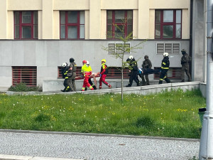 OBRAZEM: Šílený střelec v Hradci Králové pálil do studentů. Do cvičení se zapojily všechny složky IZS