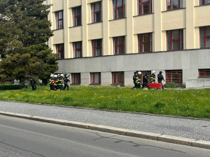 OBRAZEM: Šílený střelec v Hradci Králové pálil do studentů. Do cvičení se zapojily všechny složky IZS