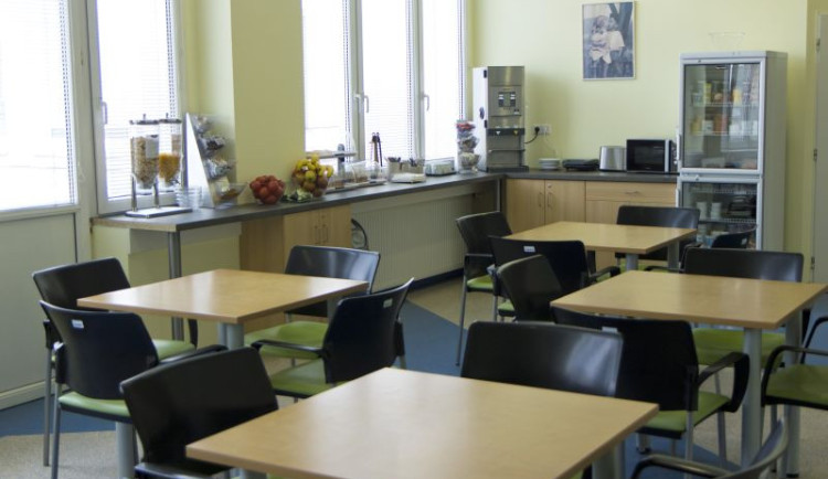 Maminky v hradecké nemocnici budou dostávat snídani formou bufetu