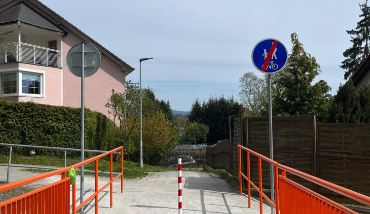 Lávka přes Ašskou ulici v Chebu je hotová. Vyšla na 14 milionů