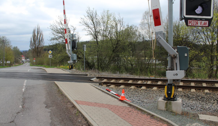 Řidič prorazil závoru u přejezdu a z místa ujel. Pátrá po něm policie