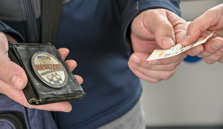 Po Brně chodí více revizorů. Cestujícím dávají mastnější pokuty