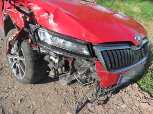 Nepozornost vedla k nehodě osobního vozu a bagru. Škoda se vyšplhala na 700 tisíc korun