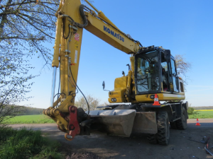 Nepozornost vedla k nehodě osobního vozu a bagru. Škoda se vyšplhala na 700 tisíc korun