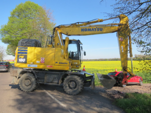 Nepozornost vedla k nehodě osobního vozu a bagru. Škoda se vyšplhala na 700 tisíc korun