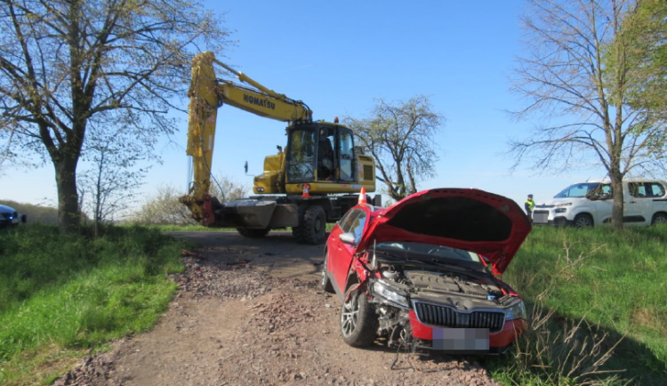 Nepozornost vedla k nehodě osobního vozu a bagru. Škoda se vyšplhala na 700 tisíc korun