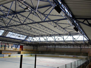 Zimní stadion ve Dvoře Králové nad Labem bude mít nové osvětlení. To by mělo ušetřit peníze