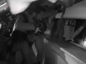 VIDEO: Policie vytáhla zloděje přímo ze zmrzlinového stánku. K němu přijel na nákupním vozíku
