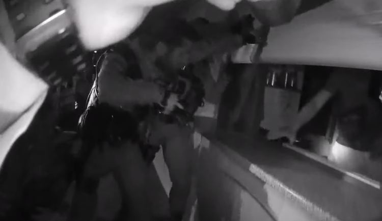 VIDEO: Policie vytáhla zloděje přímo ze zmrzlinového stánku. K němu přijel na nákupním vozíku