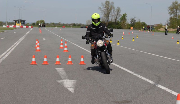 Bezmála čtyřicet bezplatných motorkářských kurzů letos nabízí projekt Učme se přežít. Novinkou je kurz pro skútry
