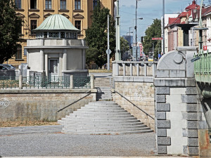 Hradec po devíti letech dokončil opravu secesních mostních kiosků
