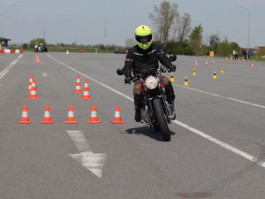 Bezmála čtyřicet bezplatných motorkářských kurzů letos nabízí projekt Učme se přežít. Novinkou je kurz pro skútry